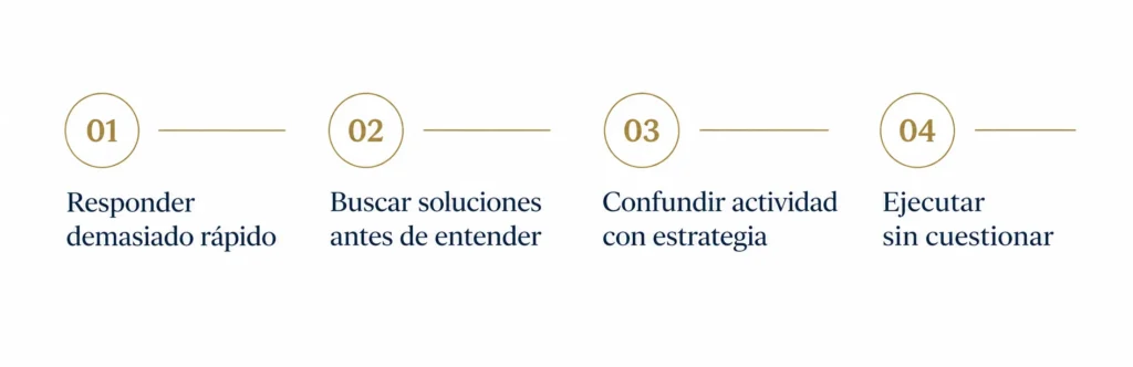 Cuatro errores que afectan la calidad de las decisiones estratégicas: responder demasiado rápido, buscar soluciones antes de entender, confundir actividad con estrategia y ejecutar sin cuestionar.